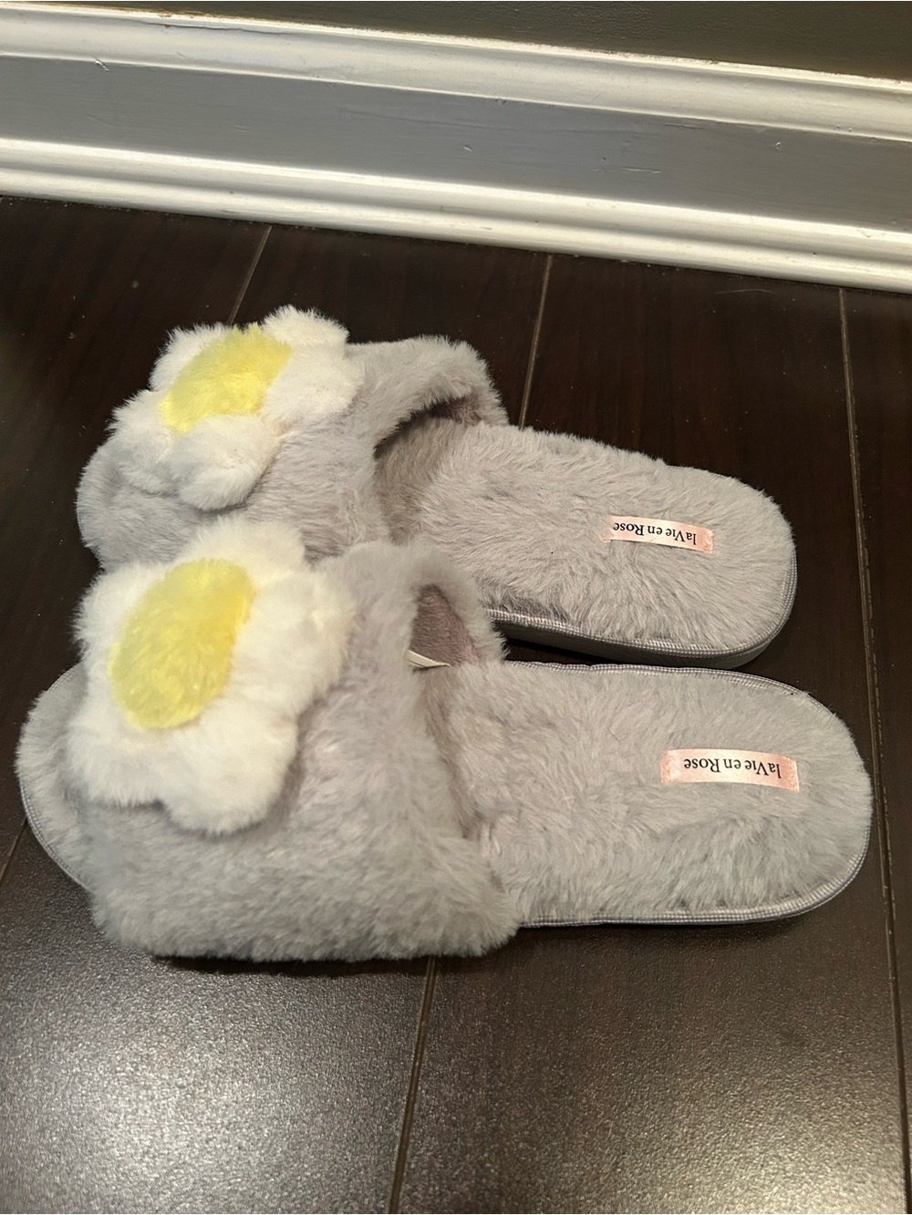la Vie en Rose Daisy Plush Slipper Slides - Gray/Yellow - Size S/P